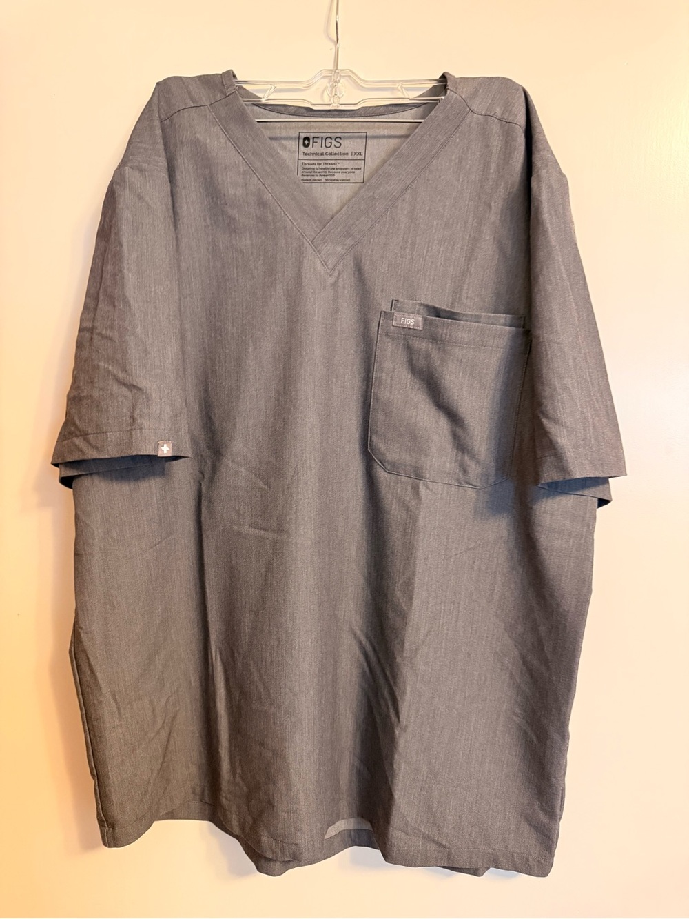 Figs Men’s V-Neck Top in Charcoal